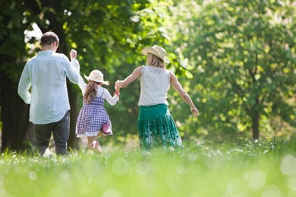 Familie läuft auf Wiese